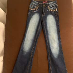 Ett par super fina lågmidjade jeans i storlek 36! Aldrig använd, helt nya! Pris 150kr