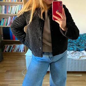 Höstjacka  - Mysig mjuk höst/vinterjacka i fakepäls. 