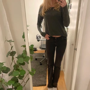 Basic tröja - Snygg basic grå tröja med en resor i mitten. Kommer inte ihåg vart jag köpt den, men den är i fint skick och inga tydliga defekter! ❤️