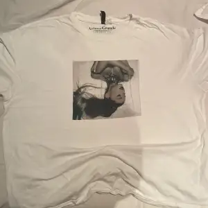 Ariana grande t-shirt från hm knappt använd 