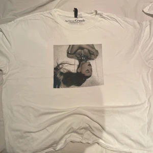 Hm - Ariana grande t-shirt från hm knappt använd 