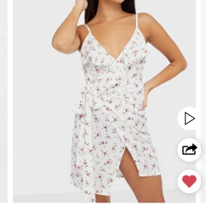 Klänning från Nelly st S - Säjer nu denna superfina somriga klänningen från Nelly. Använd en gång till en skolavslutning, har en superfin slits och sjukt mjukt tyg🥰 nypris 399kr