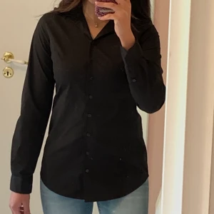 Skjorta  - En svart skjorta från segers i storlek XS.  Aldrig använd provade bara och tagit bild.  Mötas upp i Stockholm eller fraktar. Köpare står i frakt. 🚚  