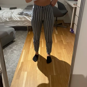 Brandy Melville byxa - Ett par blå och vitrandiga byxor från Brandy Melville. Modellen heter Tilden Pants. Säljer då de inte passar mig längre.   Orginalpris: 380kr