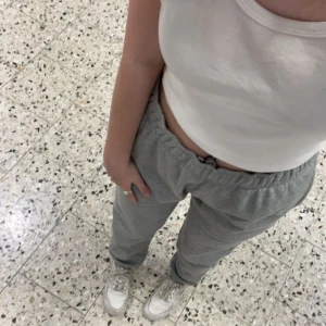 nike track-pants? - ett par nike mjukisbyxor som inte kommit till användning. har snöre på insidan av byxorna så att dom gör att göra tightare, samt att det är resår band så dom även passar lite större. skriv privat för fler bilder eller mått!:) pris går att diskuteras