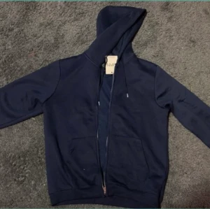 Zip hoodie  - Mörk blå zip hoodie i storlek xs men den är väldigt oversized. Helt oanvänd köpt på boohooman.