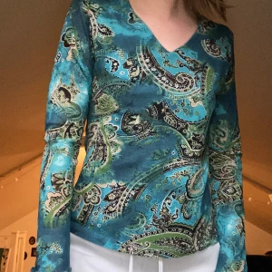 Topp - Tröjan är i bubbla lager som man ser på bild 2, yttersta lagret och armarna är mech tyg. Storlek S/M, jag ör S vanligtvis som referens. 