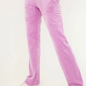 Juicy couture byxor - Juicy couture byxor köpta på Nelly, fint skick kan finnas tecken på användning men inget som märks. Men 550kr inräknad frakt. Färgen sachet pink. Kvitto finns. 