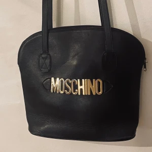 MOSCHINO väska - Snygg rymlig handväska i läder, långa axelremmar. Använt skick.