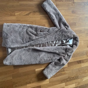 Höst/vinter kappa - Super fin kappa från Carin Wester. Köpt för 1700kr i väldigt bra skick, och näst intill aldrig använd! 