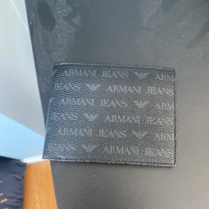 Armani plånbok - En Armani plånbok köpt för 1200kr i butik. Men säljer för minst 649kr jag bor i Kungsbacka.