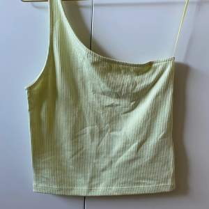 Grönt linne från Gina Tricot med en arm. Säljer pga att den inte kommit till användning. 