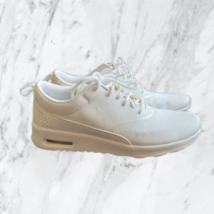 Nike air max thea - Nike air max thea, vita. Använda 2 gånger. Är i mycket bra skick