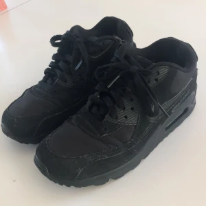 Nike airmax  - Ganska slitna skick 6/10 Kom privat för mer bilder. KÖPAREN STÅR FÖR FRAKTEN