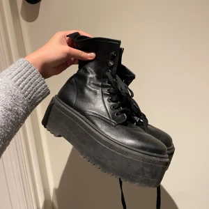 Platåskor Asos  - Sjukt balla platåkängor från Asos. Använda ca 2 gånger. Storlek 38