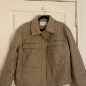 Kort kappa - En super fin beige kort kappa!!🌟 Den kommer tyvärr inte till användning längre och säljer därför den. Superfin till hösten💓💓 den är i str.34 men passar 34,36 och möjligtvis 38!!