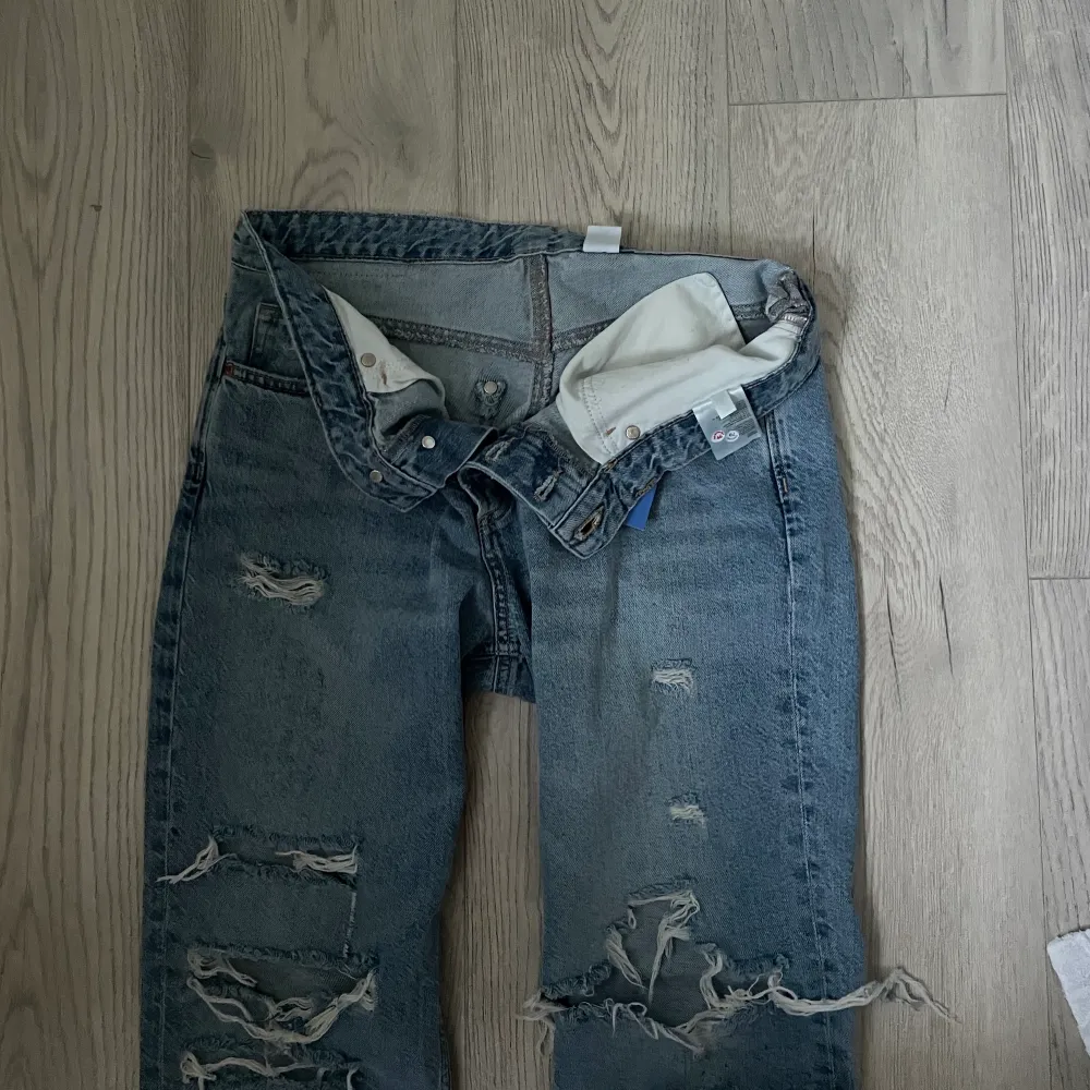 Säljer dessa as balla jeans från hm (finns inte på hemsidan längre) skickar gärna egna bilder med!💗💗. Jeans & Byxor.