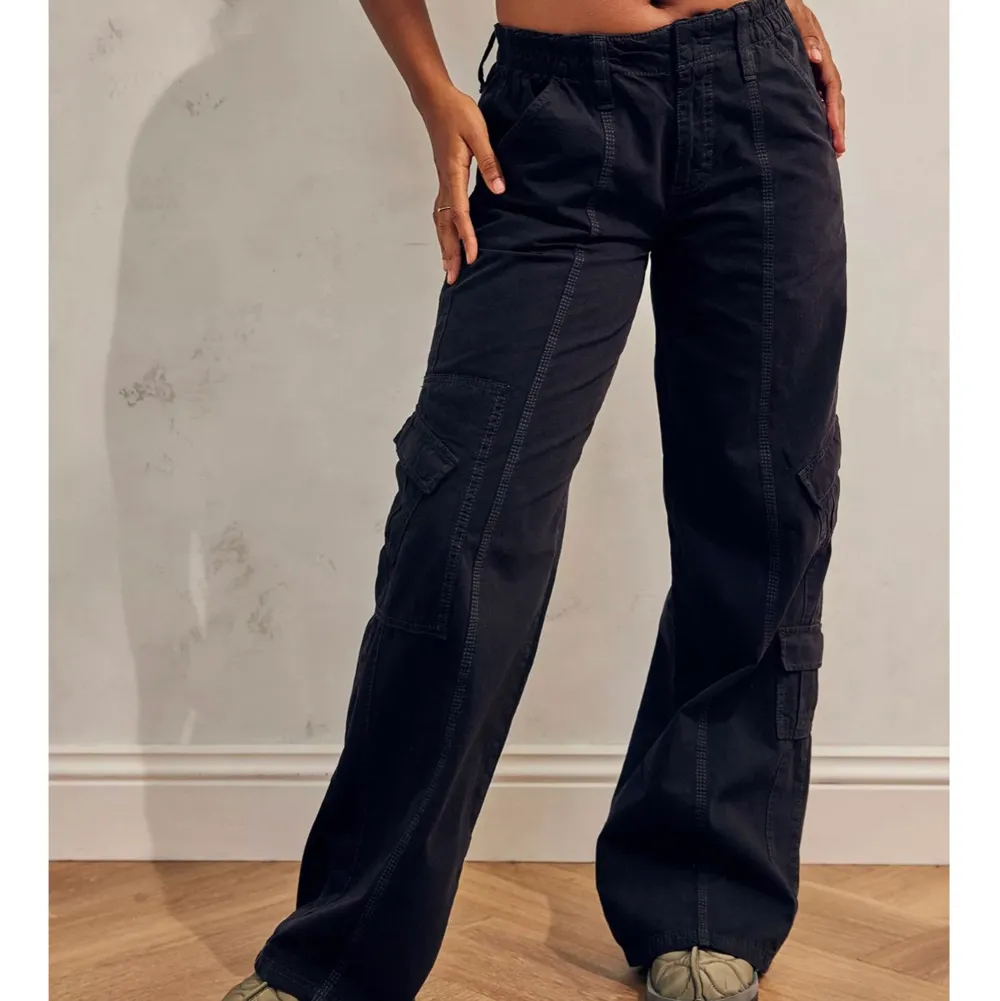 Ett par helt nya, aldrig använda low rise cargo pants från Urban Outfitters. Storlek M längd 34. Originalpris 750kr, säljer för 500 + frakt :). Jeans & Byxor.