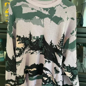 Stickard tröja - En stickard tröja från ASOS i storlek L. Är i bra skick. 