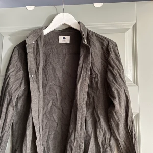 Skjorta  - (INTE STRYKT) Säljer skjorta från NN07 den är i nyskick 