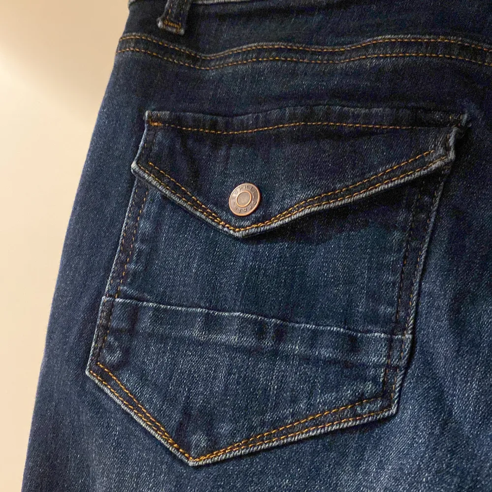 Fina bootcut jeans från Esprit i stretchigt material. Lowwaist. Fickor där bak med knappar. Köpta för ett tag sedan och inte särkilt använda. ⚡️💙. Jeans & Byxor.