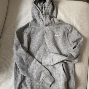 Nike hoodie  - Hoodie från Nike i storlek xs/s men ganska liten i storleken 