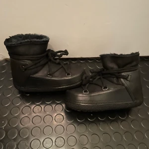 INUIKII Boot Classic - Nypris 3090kr. Använt skick, därav det låga priset. 