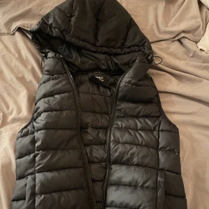 Only väst - Säljer min only väst i storlek XS. Skulle säga den passar en S. Köpt för några månader sen men köpt en ny i mindre storlek där av säljer jag denna. Ny skick. Köpte för 400kr säljer för 250kr. Köpare står för frakt