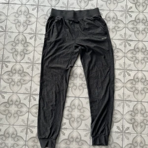 SOC träningsbyxor, 36 - Mörkgrå träningsbyxor, SOC, i storlek 36. Tunna och luftiga, resorband i midja och runt anklarna. De är fina och hela men passar mig inte riktigt längre. 