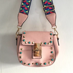 Väska - Liten väska i rosa, välanvänd men hel. Kan mötas upp i Kortedala eller Vasaplatsen (Göteborg). Om ni vill att jag postar paketet så för ni stå för fraktkostnaden! ☺️