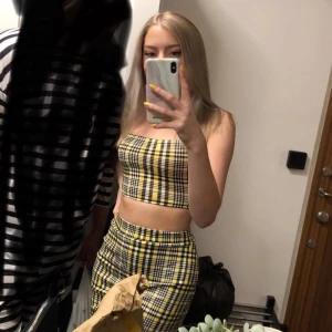 Rutigt set - Rutigt set i storlek XS. Bara använt en gång som utklädnad så det är i fint skick! Snörning bak på toppen