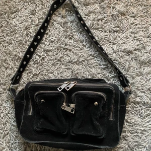 Nunoo väska - Säljer min nunoo väska på grund av att jag inte längre använder den, den är i gott skick och nypriset ligger på 1500 kr😊 kan fraktas eller mötas i Uppsala! 