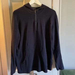 Massimo dutti half zip med luva - En riktig snygg och ovanlig tröja från massimo dutti! Passar bra till skjorta o t-shirt.  Skick 8/10 Ord pris: 1099