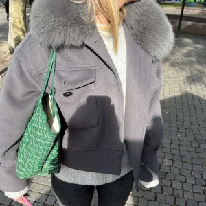 meotine jacka - säljer min meotine jacka, köpt förra månaden så den är i nyskick och knappt använd🤍🤍köparen står för frakten!!