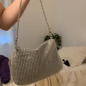 glittrig väska - Sjukt snygg väska, passar perfekt för en utekväll🤭🫶 Nyskick på väskan aldrig använd 