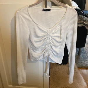 Festtopp med snörning  - Vit topp som passar till fest men också till vardags 🥰 sitter jättefint med snörningen också! Ribbad och ganska varm ☺️