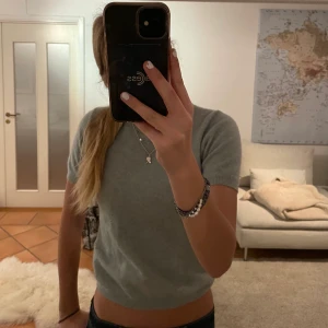 Cashmere T-shirt - Jättefin och mysig 100% cashmere T-shirt från soft goat. Den är ljusblå och strl S❤️