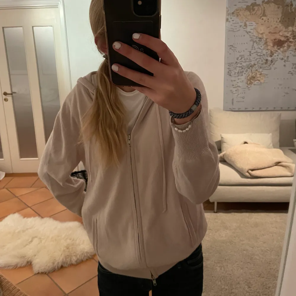 Super fin 100% cashmere zip up från soft goat. Strl M men passar även mig som har S. Den är väldigt ljust rosa❤️ . Stickat.