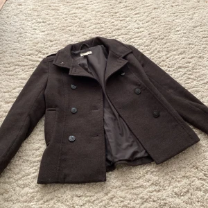Kort kappa ny - Säljer denna jätte snygga korta kappan då jag råkat köpa fel storlek och sedan inte hunnit returnera. Den är i jätte fint tyg och jätte fin grå färg. Storlek 36🌸 Frakt = 66kr