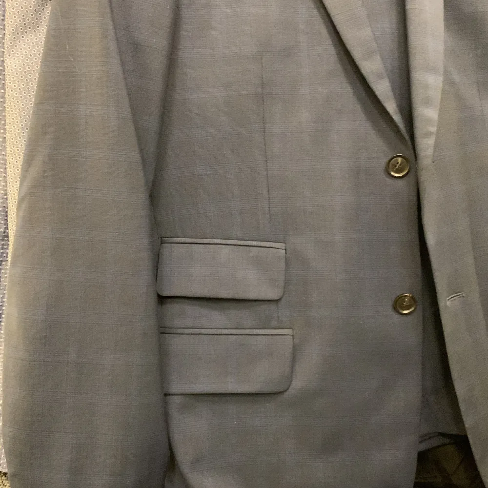 Som du ser fint skick och ja det är en hel kostym. Storlek är 50.  Väldigt snygg och vacker.  Model M.Ricksuit Jacket . Kostymer.