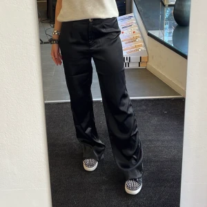 Kostymbyxor  - Säljer mina glansiga kostymbyxor från pieces. Stolek S. Sjukt snygga