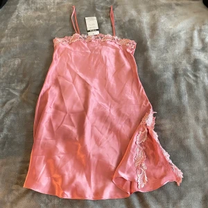 Nattlinne - En gullig nattlinne med slits! Helt oanvänd! Storlek S