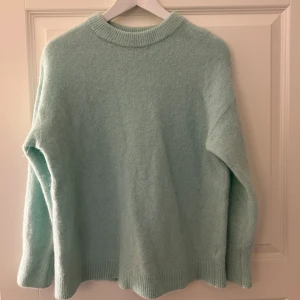 Tröja - Stickad tröja från &otherstories i en jättefin blå färg. Köpt på sellpy men väldigt fint skick🫶🏼