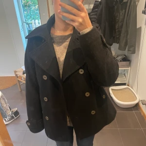 Svart kappa  - Säljer denna superfina kappa från Kappahl då den inte används längre. Nypris 899. Köp direkt för 600kr plus frakt!
