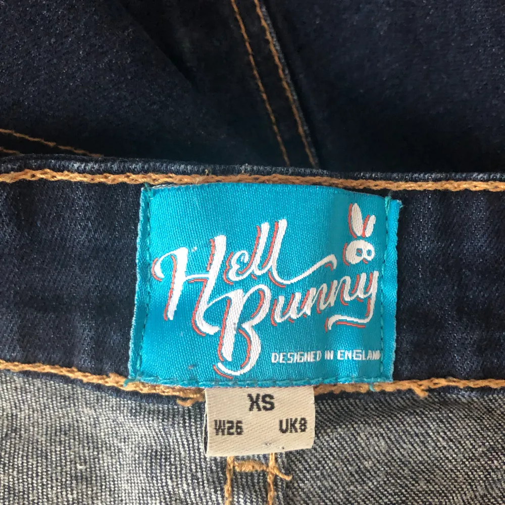 Hellbunny Jeans, ny pris 1000kr. Använda, men i bra skick.  Storlek xs och s men skulle säga att det lutar lite mot m också.. Jeans & Byxor.