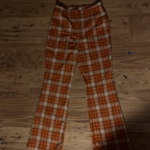 Rutiga byxor! - Orangea rutiga byxor! Hann aldrig använda dem för dem blev för små, köpta på plick. Tryck ej på köp nu 💋