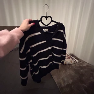 Stickad randig tröja hm❤️ - Bra skick, endast tvättad, inga defekter❤️ Skriv för fler bilder eller frågor 