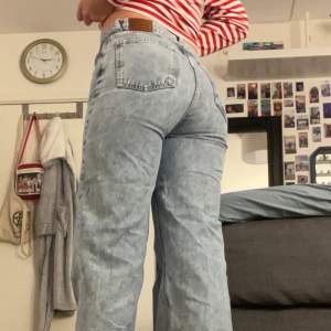 ett par jeans från BikBok i storlek 26/33, säljer eftersom har för mycket jeans och rensar