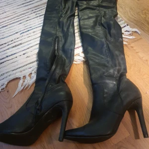 Höga skinnstövlar - Använda en gång enbart inomhus har dyl 38 a och passar perfekt. 
