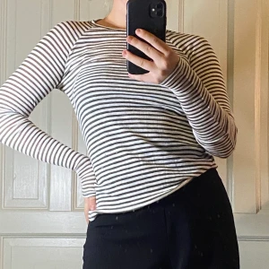 Randig långärmad  - Grön och vit randig långärmad tröja från weekday. Strlk XS, tajt i sin passform 